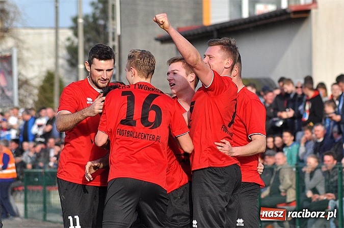 Zdjęcie w galerii na portalu naszraciborz.pl: Kapitan Tworkowa uratował remis w doliczonym czasie gry wiadomości z regionu