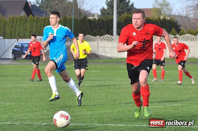 Zdjęcie w galerii na portalu naszraciborz.pl: Kapitan Tworkowa uratował remis w doliczonym czasie gry wiadomości z regionu