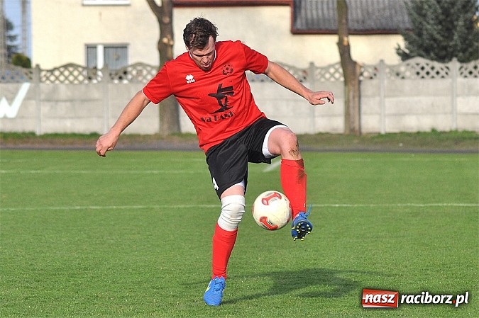 Zdjęcie w galerii na portalu naszraciborz.pl: Kapitan Tworkowa uratował remis w doliczonym czasie gry wiadomości z regionu