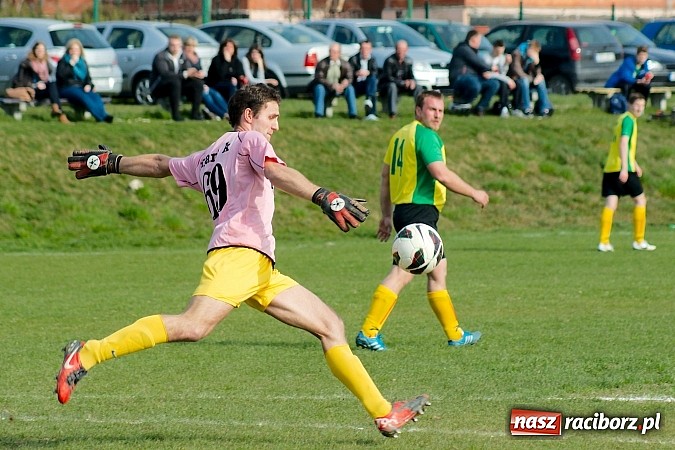 Zdjęcie w galerii na portalu naszraciborz.pl: Derby Raciborza: Wymęczone zwycięstwo Brzezia wiadomości z regionu