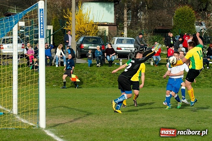 Zdjęcie w galerii na portalu naszraciborz.pl: Derby Raciborza: Wymęczone zwycięstwo Brzezia wiadomości z regionu