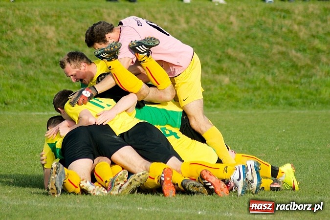 Zdjęcie w galerii na portalu naszraciborz.pl: Derby Raciborza: Wymęczone zwycięstwo Brzezia wiadomości z regionu