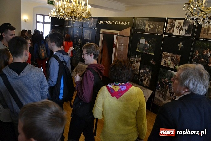 Zdjęcie w galerii na portalu naszraciborz.pl: 6. Przegląd Filmowy Echa Katynia, czyli spotkanie z historią na zamku wiadomości z regionu
