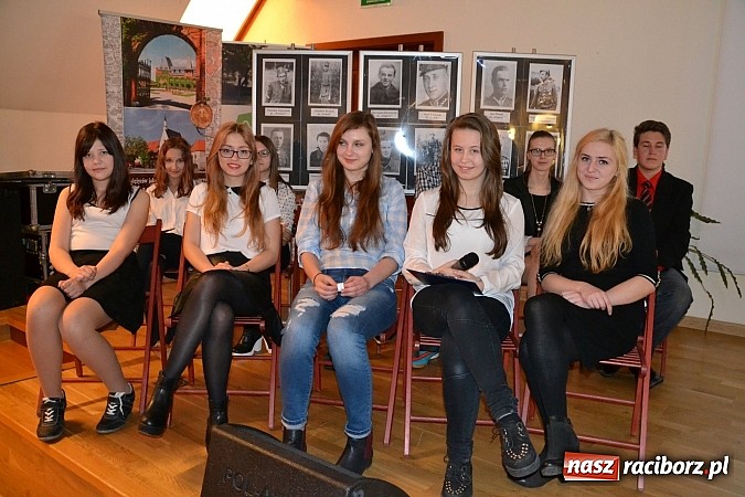 Zdjęcie w galerii na portalu naszraciborz.pl: 6. Przegląd Filmowy Echa Katynia, czyli spotkanie z historią na zamku wiadomości z regionu