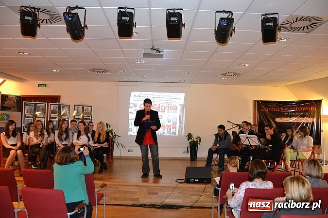 Zdjęcie w galerii na portalu naszraciborz.pl: 6. Przegląd Filmowy Echa Katynia, czyli spotkanie z historią na zamku wiadomości z regionu