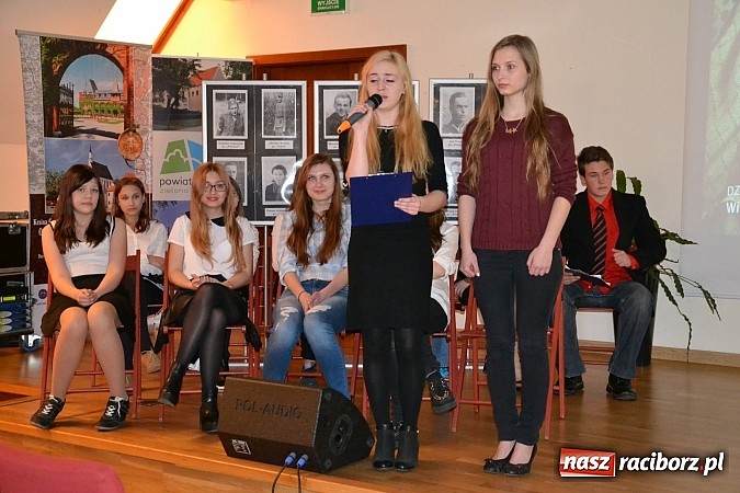 Zdjęcie w galerii na portalu naszraciborz.pl: 6. Przegląd Filmowy Echa Katynia, czyli spotkanie z historią na zamku wiadomości z regionu