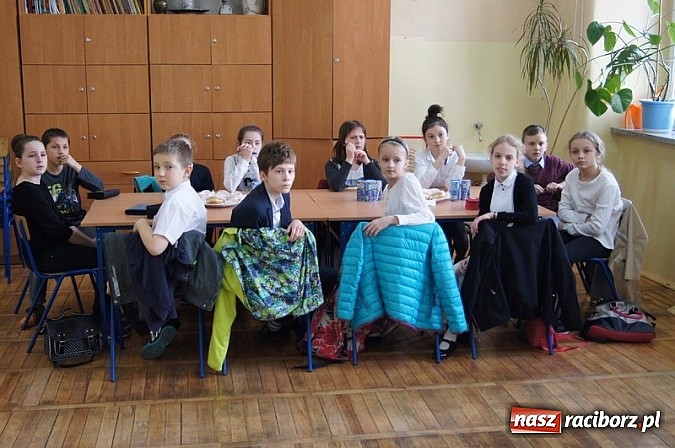 Zdjęcie w galerii na portalu naszraciborz.pl: Mistrzowie literowania spotkali się w Czw&oacute;rce wiadomości z regionu