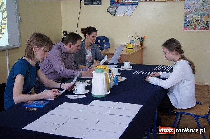 Zdjęcie w galerii na portalu naszraciborz.pl: Mistrzowie literowania spotkali się w Czw&oacute;rce wiadomości z regionu