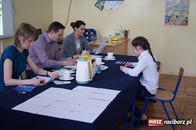 Zdjęcie w galerii na portalu naszraciborz.pl: Mistrzowie literowania spotkali się w Czw&oacute;rce wiadomości z regionu