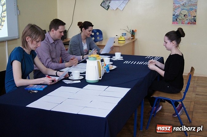 Zdjęcie w galerii na portalu naszraciborz.pl: Mistrzowie literowania spotkali się w Czw&oacute;rce wiadomości z regionu