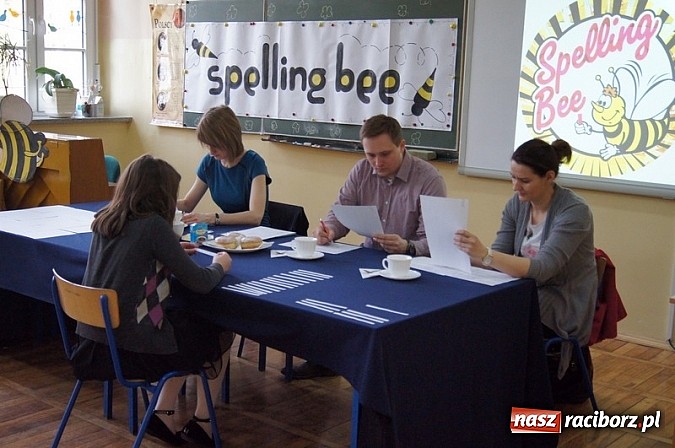 Zdjęcie w galerii na portalu naszraciborz.pl: Mistrzowie literowania spotkali się w Czw&oacute;rce wiadomości z regionu