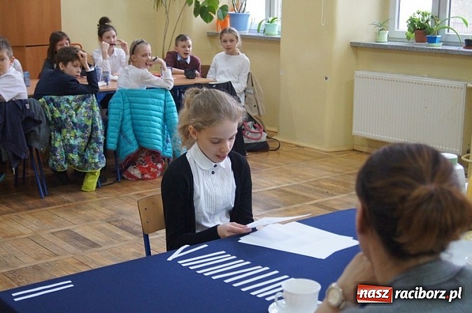 Zdjęcie w galerii na portalu naszraciborz.pl: Mistrzowie literowania spotkali się w Czw&oacute;rce wiadomości z regionu