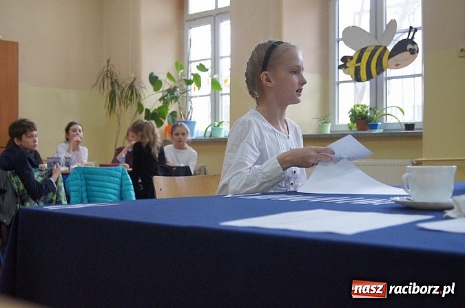 Zdjęcie w galerii na portalu naszraciborz.pl: Mistrzowie literowania spotkali się w Czw&oacute;rce wiadomości z regionu