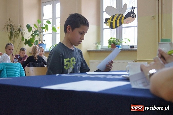 Zdjęcie w galerii na portalu naszraciborz.pl: Mistrzowie literowania spotkali się w Czw&oacute;rce wiadomości z regionu