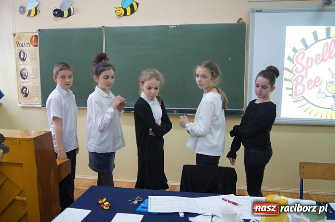 Zdjęcie w galerii na portalu naszraciborz.pl: Mistrzowie literowania spotkali się w Czw&oacute;rce wiadomości z regionu