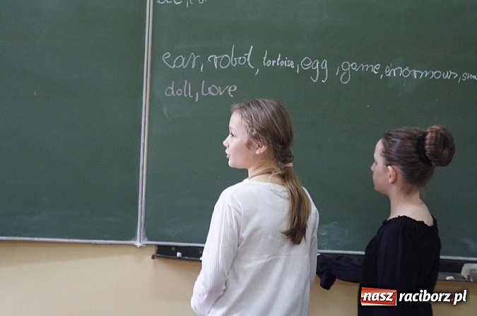 Zdjęcie w galerii na portalu naszraciborz.pl: Mistrzowie literowania spotkali się w Czw&oacute;rce wiadomości z regionu