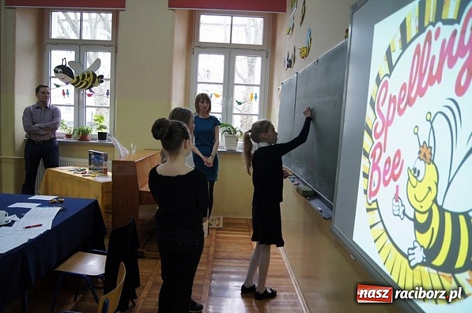 Zdjęcie w galerii na portalu naszraciborz.pl: Mistrzowie literowania spotkali się w Czw&oacute;rce wiadomości z regionu