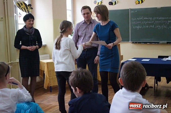 Zdjęcie w galerii na portalu naszraciborz.pl: Mistrzowie literowania spotkali się w Czw&oacute;rce wiadomości z regionu