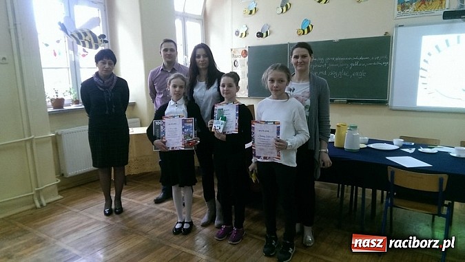 Zdjęcie w galerii na portalu naszraciborz.pl: Mistrzowie literowania spotkali się w Czw&oacute;rce wiadomości z regionu