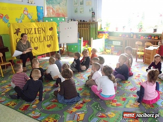 Zdjęcie w galerii na portalu naszraciborz.pl: Uśmiech w kostkach - Przedszkole nr 5 obchodziło Dzień Czekolady wiadomości z regionu