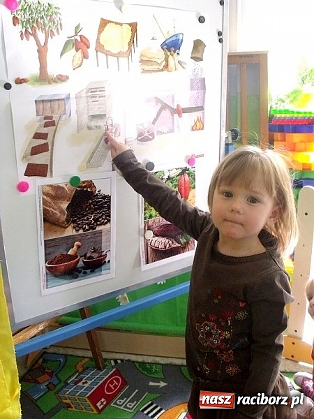 Zdjęcie w galerii na portalu naszraciborz.pl: Uśmiech w kostkach - Przedszkole nr 5 obchodziło Dzień Czekolady wiadomości z regionu