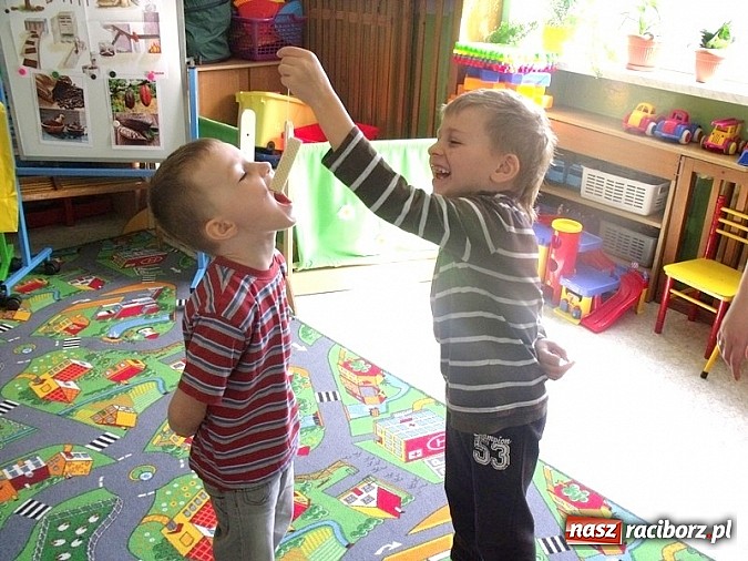 Zdjęcie w galerii na portalu naszraciborz.pl: Uśmiech w kostkach - Przedszkole nr 5 obchodziło Dzień Czekolady wiadomości z regionu