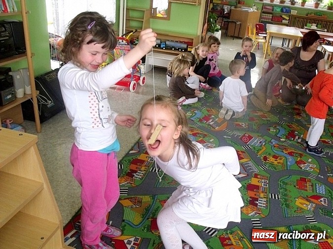 Zdjęcie w galerii na portalu naszraciborz.pl: Uśmiech w kostkach - Przedszkole nr 5 obchodziło Dzień Czekolady wiadomości z regionu