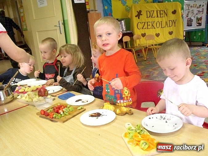 Zdjęcie w galerii na portalu naszraciborz.pl: Uśmiech w kostkach - Przedszkole nr 5 obchodziło Dzień Czekolady wiadomości z regionu