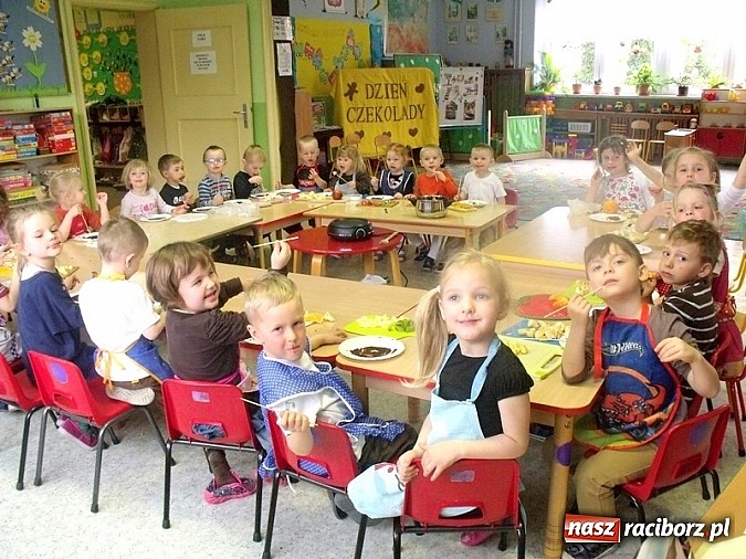 Zdjęcie w galerii na portalu naszraciborz.pl: Uśmiech w kostkach - Przedszkole nr 5 obchodziło Dzień Czekolady wiadomości z regionu