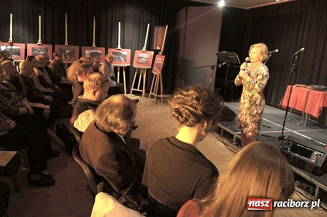 Zdjęcie w galerii na portalu naszraciborz.pl: Muzyka, poezja i fotografia na promocji Almanachu wiadomości z regionu