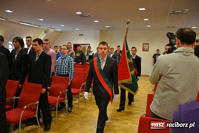 Zdjęcie w galerii na portalu naszraciborz.pl: Na zamku pasowano honorowych krwiodawc&oacute;w z raciborskiego Mechanika wiadomości z regionu