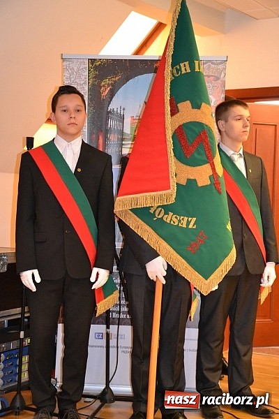 Zdjęcie w galerii na portalu naszraciborz.pl: Na zamku pasowano honorowych krwiodawc&oacute;w z raciborskiego Mechanika wiadomości z regionu