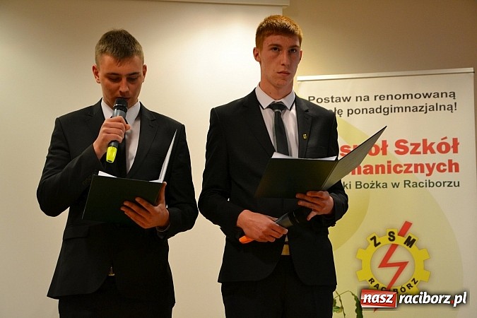 Zdjęcie w galerii na portalu naszraciborz.pl: Na zamku pasowano honorowych krwiodawc&oacute;w z raciborskiego Mechanika wiadomości z regionu