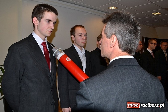 Zdjęcie w galerii na portalu naszraciborz.pl: Na zamku pasowano honorowych krwiodawc&oacute;w z raciborskiego Mechanika wiadomości z regionu