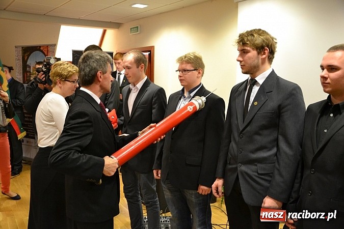 Zdjęcie w galerii na portalu naszraciborz.pl: Na zamku pasowano honorowych krwiodawc&oacute;w z raciborskiego Mechanika wiadomości z regionu