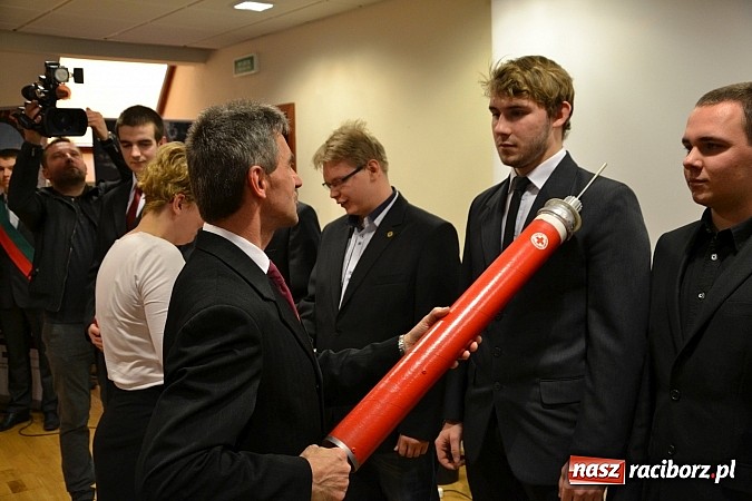 Zdjęcie w galerii na portalu naszraciborz.pl: Na zamku pasowano honorowych krwiodawc&oacute;w z raciborskiego Mechanika wiadomości z regionu