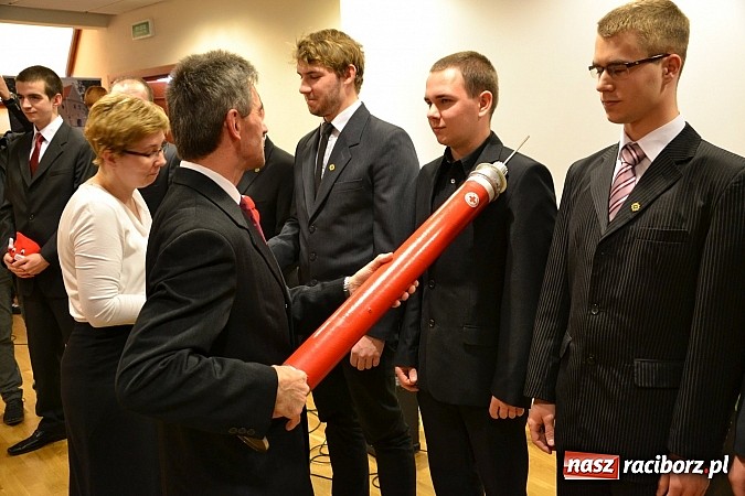 Zdjęcie w galerii na portalu naszraciborz.pl: Na zamku pasowano honorowych krwiodawc&oacute;w z raciborskiego Mechanika wiadomości z regionu