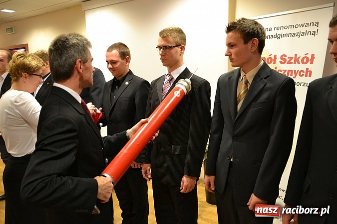 Zdjęcie w galerii na portalu naszraciborz.pl: Na zamku pasowano honorowych krwiodawc&oacute;w z raciborskiego Mechanika wiadomości z regionu