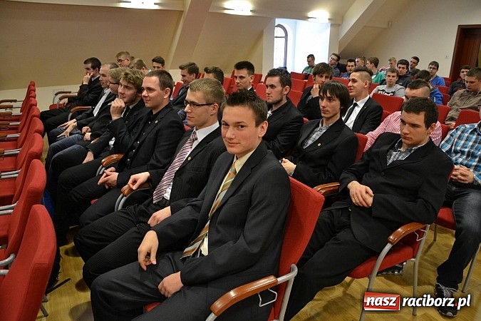 Zdjęcie w galerii na portalu naszraciborz.pl: Na zamku pasowano honorowych krwiodawc&oacute;w z raciborskiego Mechanika wiadomości z regionu