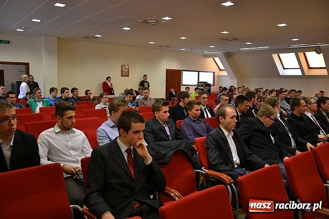 Zdjęcie w galerii na portalu naszraciborz.pl: Na zamku pasowano honorowych krwiodawc&oacute;w z raciborskiego Mechanika wiadomości z regionu