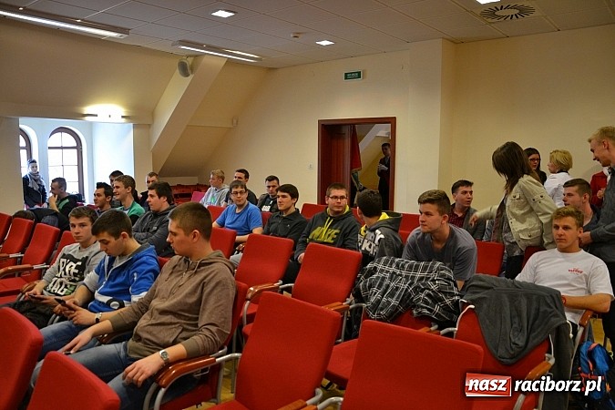 Zdjęcie w galerii na portalu naszraciborz.pl: Na zamku pasowano honorowych krwiodawc&oacute;w z raciborskiego Mechanika wiadomości z regionu