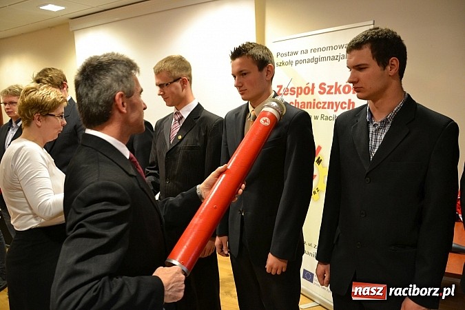 Zdjęcie w galerii na portalu naszraciborz.pl: Na zamku pasowano honorowych krwiodawc&oacute;w z raciborskiego Mechanika wiadomości z regionu