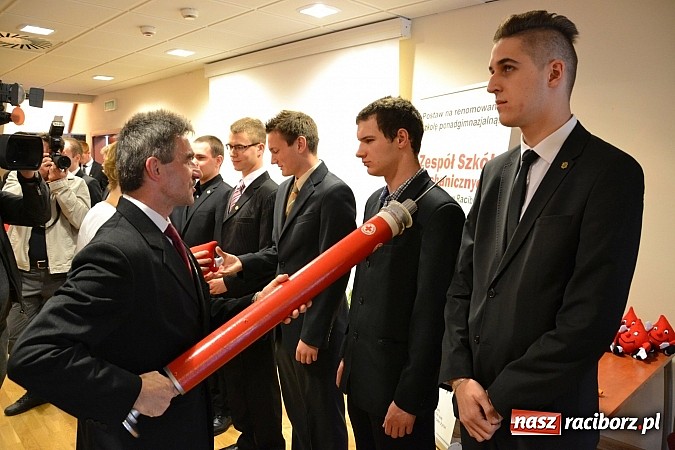 Zdjęcie w galerii na portalu naszraciborz.pl: Na zamku pasowano honorowych krwiodawc&oacute;w z raciborskiego Mechanika wiadomości z regionu