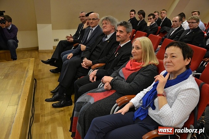 Zdjęcie w galerii na portalu naszraciborz.pl: Na zamku pasowano honorowych krwiodawc&oacute;w z raciborskiego Mechanika wiadomości z regionu