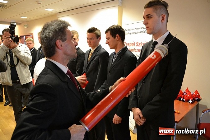 Zdjęcie w galerii na portalu naszraciborz.pl: Na zamku pasowano honorowych krwiodawc&oacute;w z raciborskiego Mechanika wiadomości z regionu