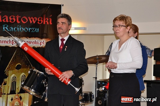 Zdjęcie w galerii na portalu naszraciborz.pl: Na zamku pasowano honorowych krwiodawc&oacute;w z raciborskiego Mechanika wiadomości z regionu