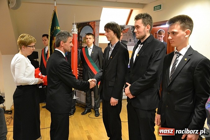 Zdjęcie w galerii na portalu naszraciborz.pl: Na zamku pasowano honorowych krwiodawc&oacute;w z raciborskiego Mechanika wiadomości z regionu