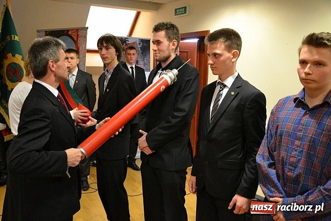 Zdjęcie w galerii na portalu naszraciborz.pl: Na zamku pasowano honorowych krwiodawc&oacute;w z raciborskiego Mechanika wiadomości z regionu
