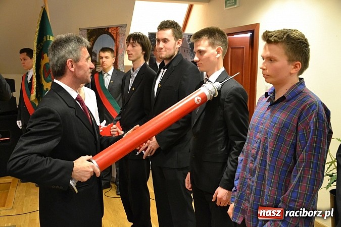 Zdjęcie w galerii na portalu naszraciborz.pl: Na zamku pasowano honorowych krwiodawc&oacute;w z raciborskiego Mechanika wiadomości z regionu