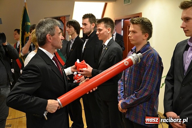 Zdjęcie w galerii na portalu naszraciborz.pl: Na zamku pasowano honorowych krwiodawc&oacute;w z raciborskiego Mechanika wiadomości z regionu